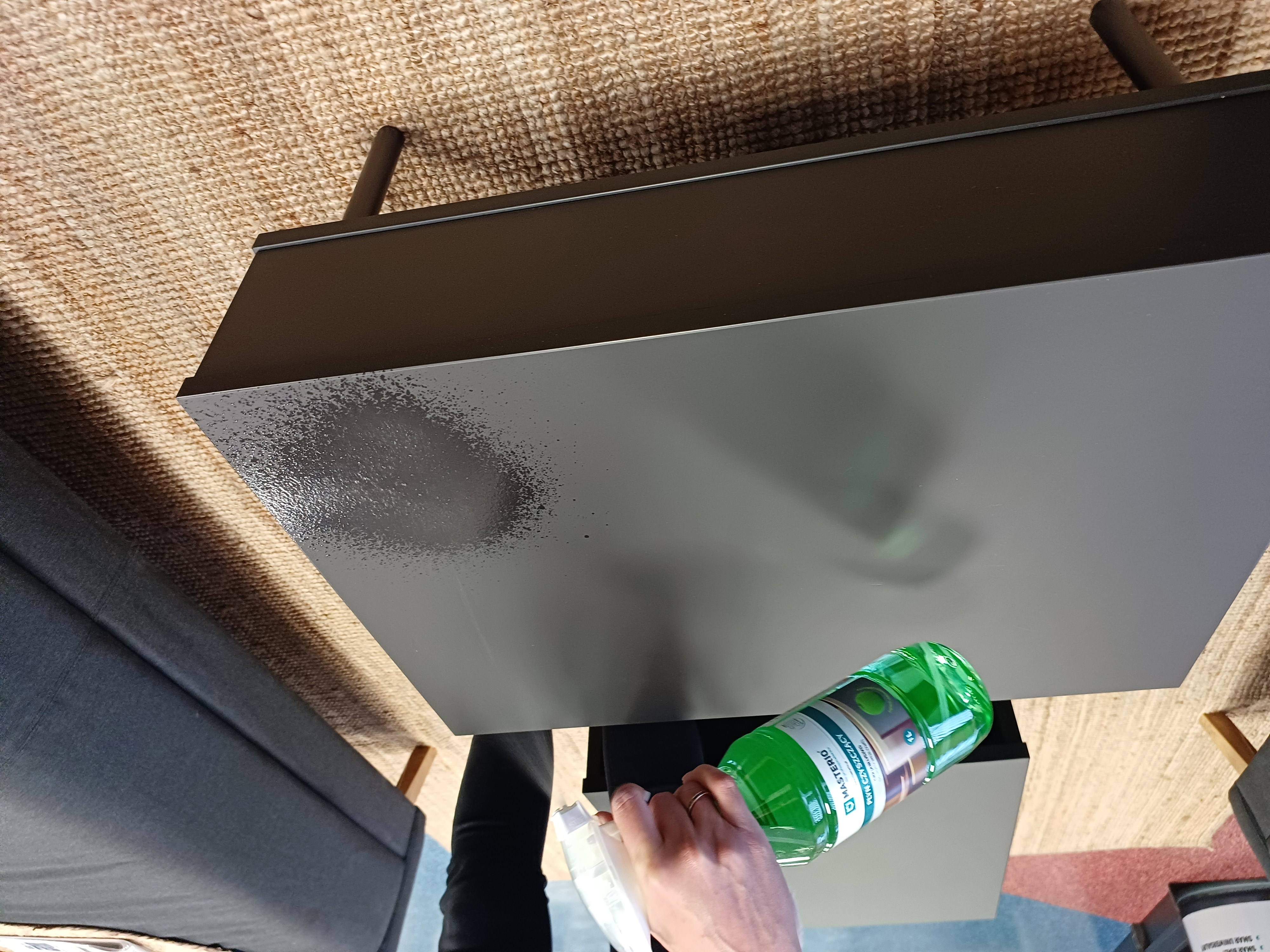 Płyn, który czyści płytę meblową